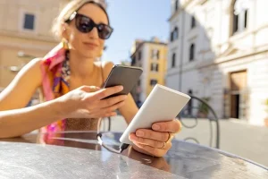 5 Must-Have Travel Gadgets for Women Travelling Solo