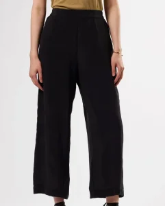 Sustainable Pants is A Perfect Mix of Fashion From Amour Vert