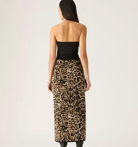 Comfort for Summer with Vindy Reverie Knit Skirt