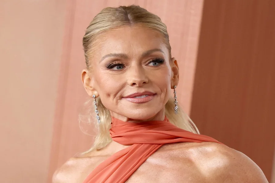 Kelly Ripa Height and Weight