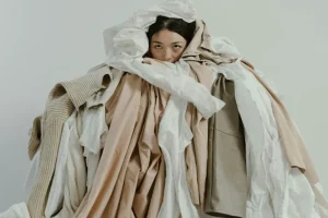 Styling Accessories With Minimalist Outfits