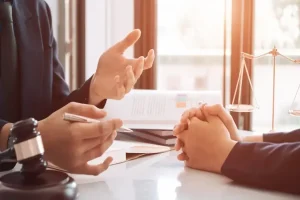 When To Accept A Settlement And When To Fight: Lawyer’s Advice