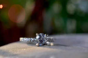 Selling A Diamond Wedding Band – What Buyers Look For
