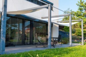 How to Neutralise Thermal Glare When Installing Outdoor Blinds
