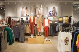 Why Online Fashion Stores Change Across Borders