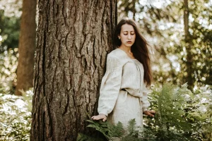 The One-Dress Theory: What the Linen Dress Knows That Your Wardrobe Doesn’t